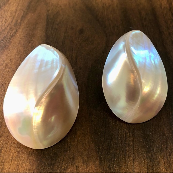 Neiman Marcus VTG 90s Mother of pearl Pierced statement earring lightweight - Picture 11 of 16